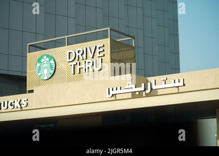 Panneau de drive-in arabe en Starbuck, panneau Starbucks en centre-ville. Arabie Saoudite, Banque D'Images