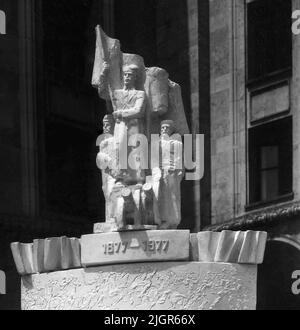 Bucarest, Roumanie, environ 1978. Le modèle Pavel Bucur du sculpteur pour sa grande œuvre marquant 100 ans depuis la guerre d'indépendance de la Roumanie contre l'Empire ottoman. Banque D'Images