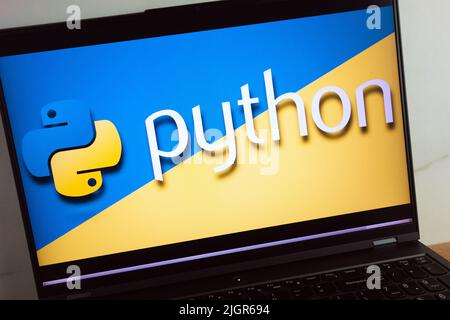 KONSKIE, POLOGNE - 11 juillet 2022 : logo du langage de programmation Python affiché sur l'écran de l'ordinateur portable Banque D'Images