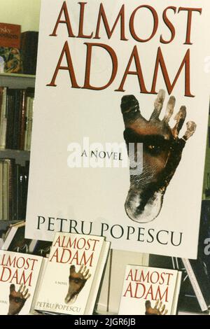 Los Angeles, Californie, États-Unis. Le roman 'presque Adam' de l'auteur roumain-américain Petru Popescu dans la fenêtre avant d'une librairie à Beverly Hills. Banque D'Images