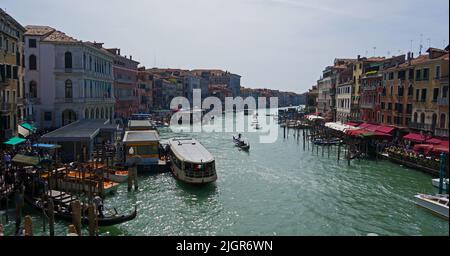 VENISE, ITALIE - 21 AVRIL 2019 Grand canal avec bateaux et café Banque D'Images