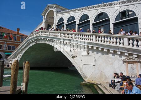 VENISE, ITALIE - 21 AVRIL 2019 touristes sur le pont du Rialto - Grand canal Banque D'Images