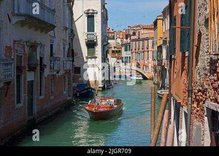 VENISE, ITALIE - 21 AVRIL 2019 Canal vénitien et pont avec arbres Banque D'Images