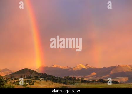 Vue sur un double arc-en-ciel au coucher du soleil sur fond de montagnes dans la ville de Clarens, en Afrique du Sud, près du parc national des Golden Gate Highlands Banque D'Images