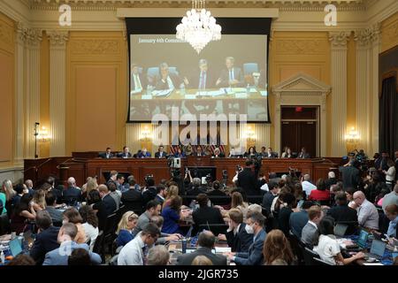 Une vidéo de Bill Barr, ancien procureur général, est présentée sur un écran lors de l’audience du comité de sélection de la Chambre qui enquête sur l’attentat du 6 janvier à Capitol Hill, à Washington, DC, États-Unis, mardi, 12 juillet 2022. Photo de Doug Mills/Pool/ABACAPRESS.COM Banque D'Images