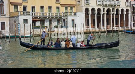 VENISE, ITALIE - 21 AVRIL 2019 gondoliers vénitiens - le ferry traversant le canal Banque D'Images