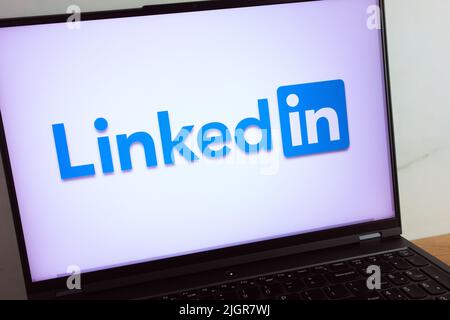 KONSKIE, POLOGNE - 11 juillet 2022 : logo LinkedIn du service aux entreprises affiché sur l'écran de l'ordinateur portable Banque D'Images