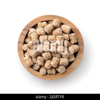 Vue de dessus des pellets de son d'avoine dans un bol en bois isolé sur blanc Banque D'Images