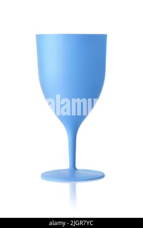 Vue avant du verre à vin en plastique bleu isolé sur le blanc Banque D'Images