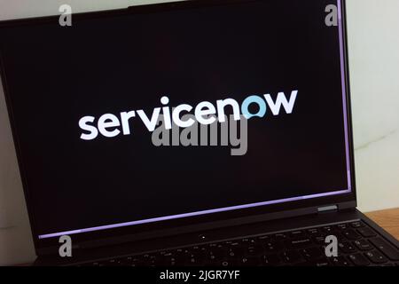 KONSKIE, POLOGNE - 11 juillet 2022 : logo de la société logicielle ServiceNow affiché sur l'écran de l'ordinateur portable Banque D'Images