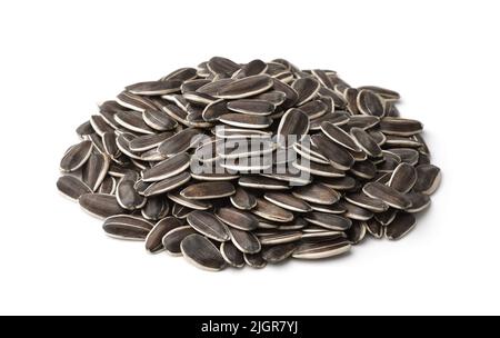 Pile de graines de tournesol fraîches et brutes isolées sur du blanc Banque D'Images
