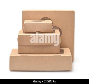 Pile de boîtes en papier marron avec fenêtres isolées sur blanc Banque D'Images