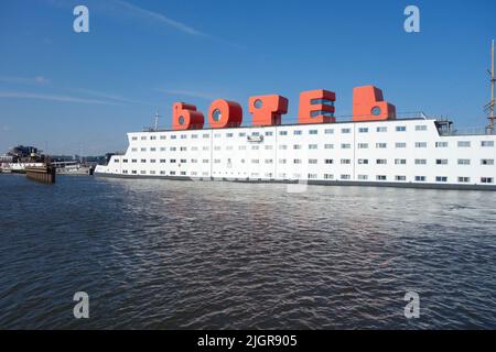 Le Botel Hotel - un hôtel nautique absolument unique sur la rivière IJ d'Amsterdam. Banque D'Images