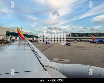 Pi. Lauderdale, FL États-Unis - 1 juillet 2022 : vue sur l'aile sud-ouest de l'avion en laissant le ft. L'aéroport de Lauderdale se prépare pour le décollage. Banque D'Images