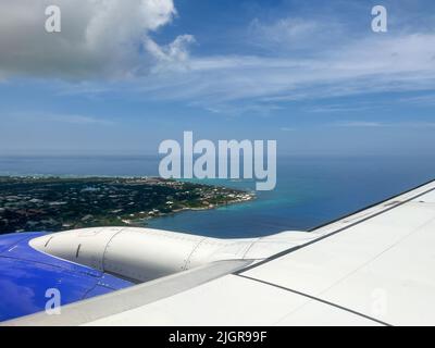 Aile d'avion du sud-ouest survolant les nuages sur un ciel bleu soupir ensoleillé jour. Banque D'Images