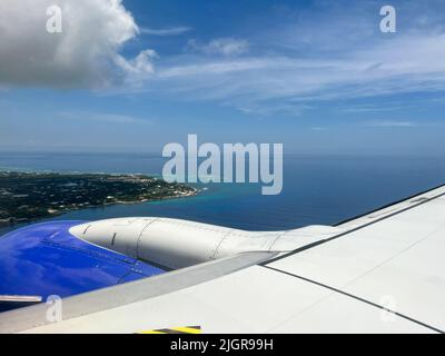 Aile d'avion du sud-ouest survolant les nuages sur un ciel bleu soupir ensoleillé jour. Banque D'Images