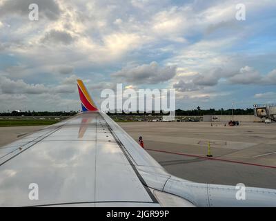 Pi. Lauderdale, FL États-Unis - 1 juillet 2022 : vue sur l'aile sud-ouest de l'avion en laissant le ft. L'aéroport de Lauderdale se prépare pour le décollage. Banque D'Images