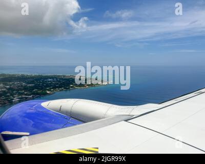 Aile d'avion du sud-ouest survolant les nuages sur un ciel bleu soupir ensoleillé jour. Banque D'Images