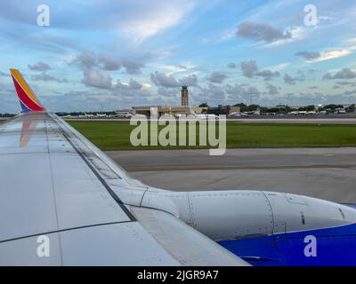 Pi. Lauderdale, FL États-Unis - 1 juillet 2022 : vue sur l'aile sud-ouest de l'avion en laissant le ft. L'aéroport de Lauderdale se prépare pour le décollage. Banque D'Images