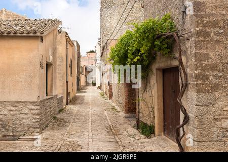 Promenade dans les rues d'Erice, province de Trapani, Sicile, Italie. Banque D'Images