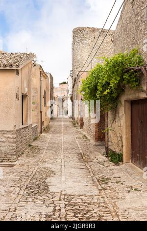 Promenade dans les rues d'Erice, province de Trapani, Sicile, Italie. Banque D'Images