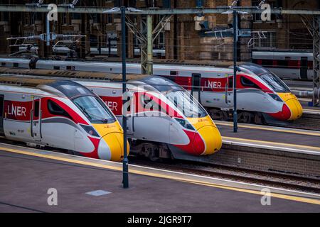 TRAINS LNER à la gare de London Kings Cross. LNER Azuma s'entraîne à la gare de Kings Cross à Londres. Banque D'Images