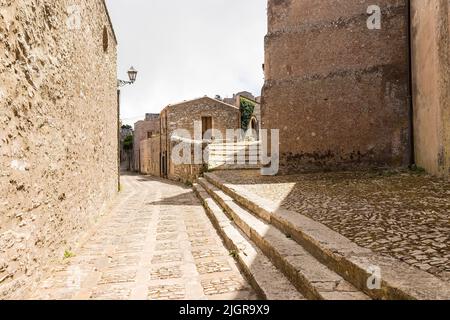 Promenade dans les rues d'Erice, province de Trapani, Sicile, Italie. Banque D'Images