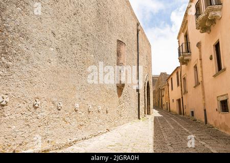 Promenade dans les rues d'Erice, province de Trapani, Sicile, Italie. Banque D'Images