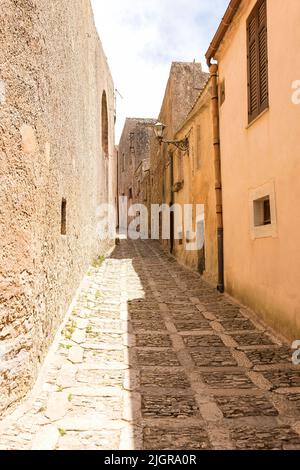 Promenade dans les rues d'Erice, province de Trapani, Sicile, Italie. Banque D'Images