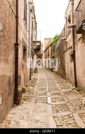 Promenade dans les rues d'Erice, province de Trapani, Sicile, Italie. Banque D'Images