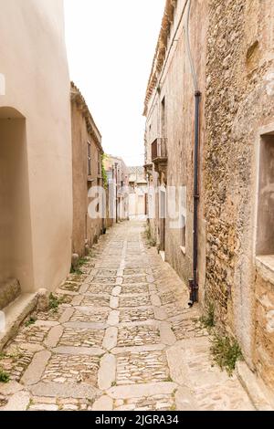 Promenade dans les rues d'Erice, province de Trapani, Sicile, Italie. Banque D'Images