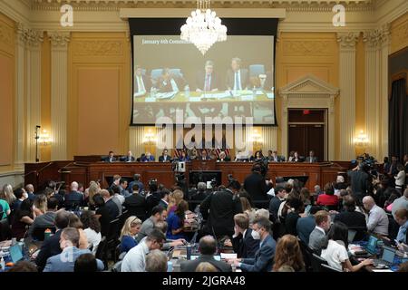 Washington, DC, États-Unis, 12 juillet 2022. Une vidéo de Bill Barr, ancien procureur général, est présentée à l'écran lors de l'audience du Comité spécial de la Chambre sur l'attaque du 6 janvier à Capitol Hill, le mardi 12 juillet 2022. Crédit : Doug Mills/Pool via CNP/MediaPunch Banque D'Images