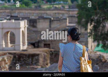 Femme admirant les ruines de l'Alcazaba arabe à Mérida (Espagne) Banque D'Images