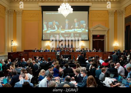 Washington, DC, 12 juillet 2022, Une vidéo de Bill Barr, ancien procureur général, est montrée sur un écran pendant le comité spécial de la Chambre enquêtant sur l'audience du 6 janvier attacks à Capitol Hill, le mardi 12 juillet 2022. Crédit : Doug Mills/Pool via CNP Banque D'Images