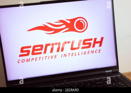 KONSKIE, POLOGNE - 11 juillet 2022: Logo de la boîte à outils marketing de SEMrush affiché sur l'écran de l'ordinateur portable Banque D'Images