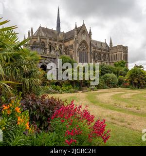 Vue sur la cathédrale d'Arundel depuis les jardins du château Banque D'Images