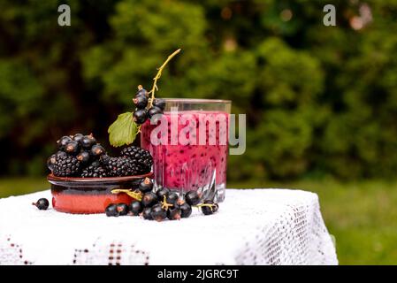 le blackberry smoothies jus d'une boisson saine savoureuse dans un verre. Banque D'Images