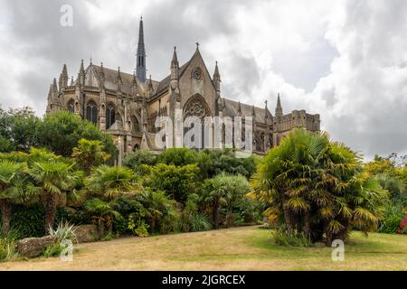 Vue sur la cathédrale d'Arundel depuis les jardins du château Banque D'Images