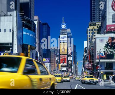 Les taxis jaune HISTORIQUE 2001 TIMES SQUARE MANHATTAN NEW YORK USA Banque D'Images