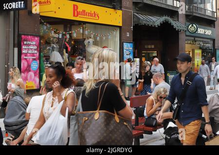 Stockholm, Suède - 12 juillet 2022 : vue sur la rue commerçante très fréquentée de Drottinggatan dans le centre-ville de Stockholm. Banque D'Images