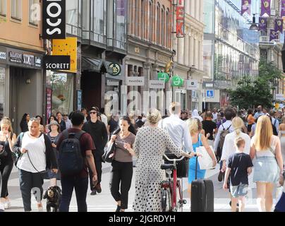 Stockholm, Suède - 12 juillet 2022: Les gens à la rue piétonne seulement Drottningatan dans le centre-ville de Stockholm. Banque D'Images