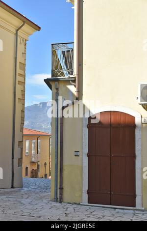 Une rue parmi les maisons anciennes de Paternopoli, un village dans la province d'Avellino, Italie Banque D'Images