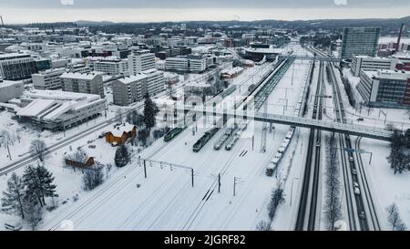 Vue aérienne de la gare de Jyvaskyla, soirée d'hiver en Finlande Banque D'Images