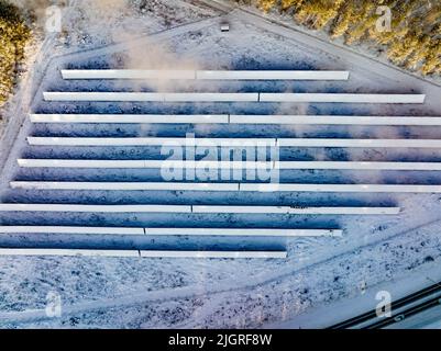 Vue aérienne d'un nuage de pollution se déplaçant au-dessus des cellules solaires gelées - tête, tir de drone - concept de réchauffement de la planète Banque D'Images