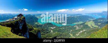 Panorama exceptionnel avec la cabane en haut de la colline de Schafberg et les lacs de la région de Salzkammergut dans les alpes autrichiennes dans l'état de Salzbourg en Autriche Banque D'Images