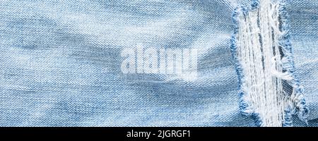 Arrière-plan bleu clair de texture jeans déchirés Banque D'Images