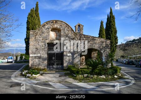 Une petite église de campagne sur la route menant à la vieille ville de Caserta Banque D'Images