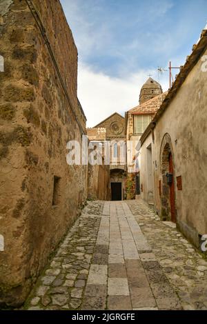 Une rue étroite parmi les maisons en pierre du plus ancien quartier de la ville de Caserta Banque D'Images