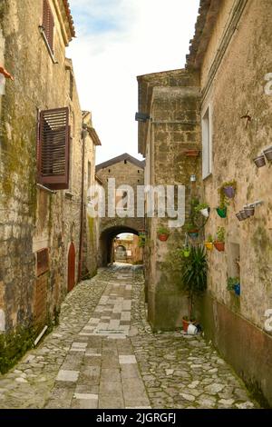 Une route étroite entre les vieilles maisons en pierre du plus ancien quartier de la ville de Caserta Banque D'Images