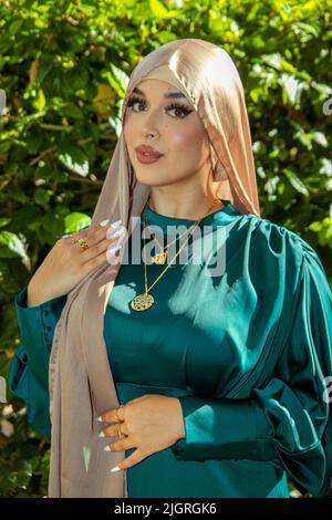 Un modèle de mode musulman pose portant une robe et le foulard hijab traditionnel à Garden Grove, CA. Banque D'Images